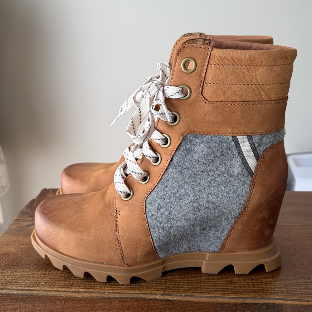 Sorel Joan of Arc Wedge lll Lexie Brown and Gray Lace-Up Boots